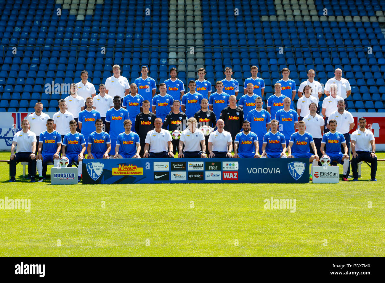 Fußball, 2. Bundesliga, 2016/2017, VfL Bochum, Team erschossen, Zeile1 f.l. Club Arzt Bauer, Physiotherapeut Puppen, Wydra, Hoogland, Krafft, Rieble, Weilandt, investierte, Kitman Pahl, Kitman Dresselhaus, row2 f.l. Leichtathletiktrainer Menger, Fitness-Trainer und Reha-Coach Bieniossek, Gyamerah, Quaschner, Losilla, Leitsch, Perthel, Wurtz, Physiotherapeut Zivanovic, Physiotherapeut Zoellner, row3 f.l. Straftat Trainer Wendler, video Analyst Pozo y Tamayo, Stiepermann, Mlapa, Torwart Kraft, Keeper Riemann , Torwart Kompalla, Keeper Dornebusch, Fabian, Bastians, Diagnostiker Kushutani, Torwarttrainer Greiber, Stockfoto