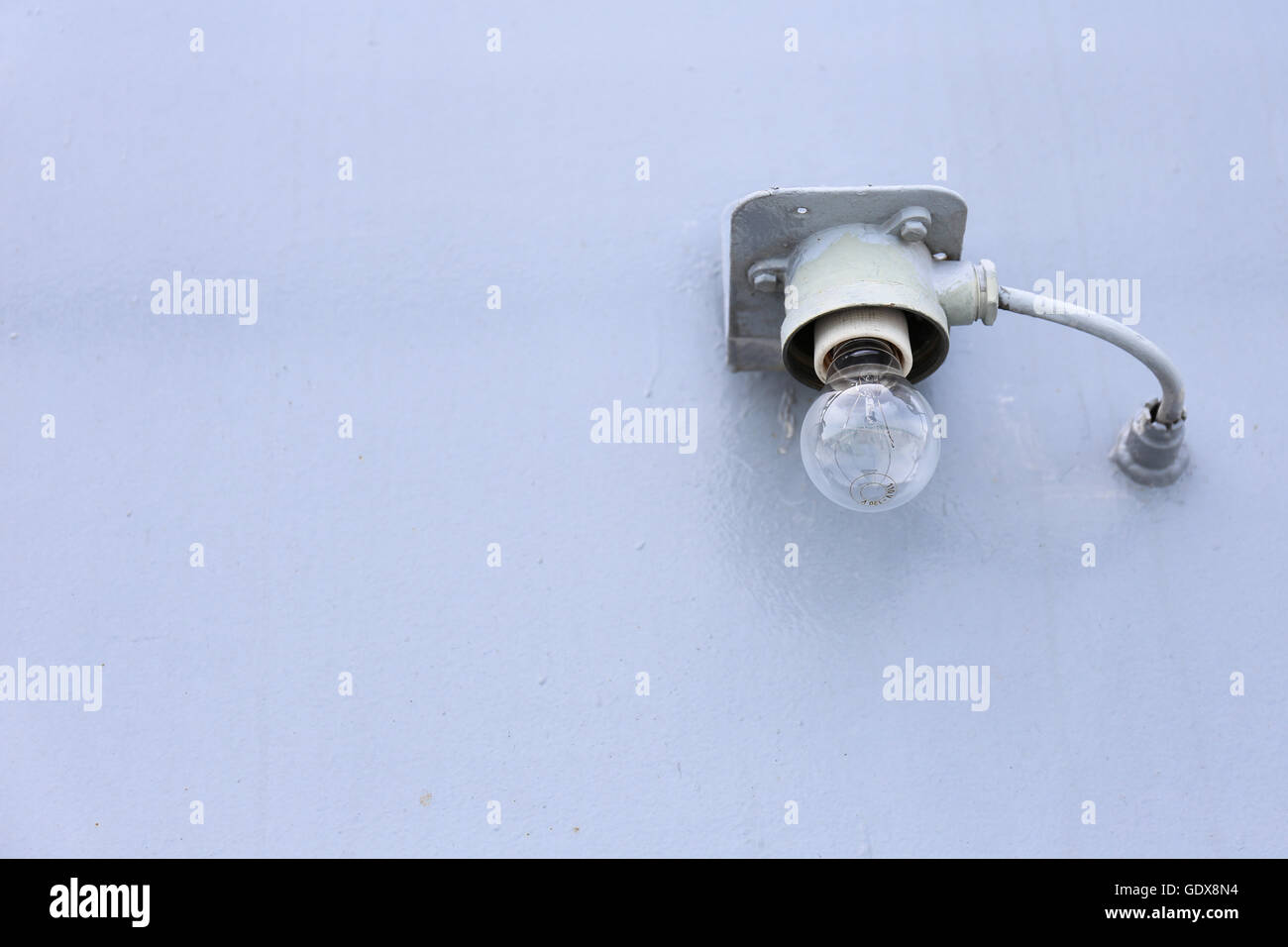 Lampe auf einem grauen Hintergrund Stockfoto