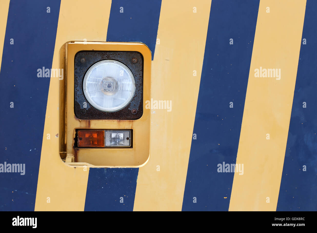 Lampe auf einem gelben Hintergrund blau Stockfoto