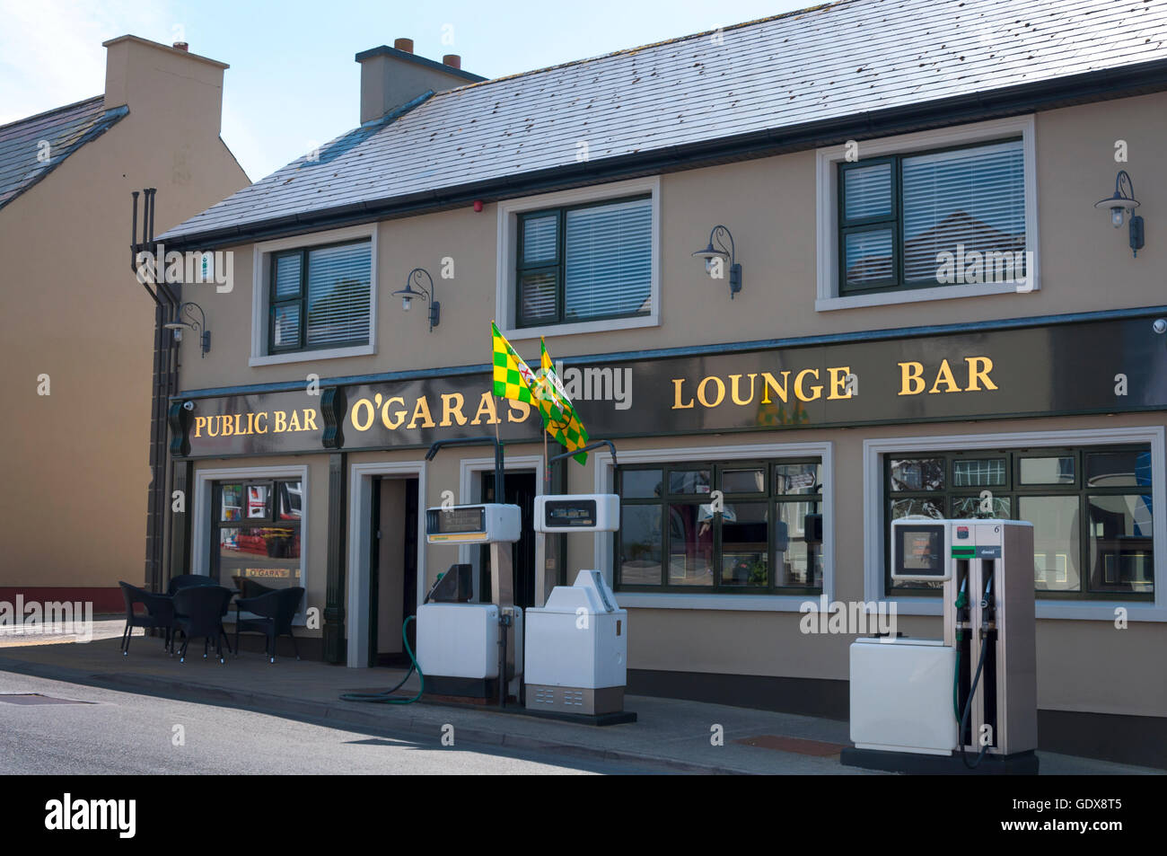 O'Garas Bar mit Benzin Kraftstoffpumpen außerhalb in Klicar, County Donegal, Irland. Bekannt als Cill Charthaigh in irischer Sprache Gälisch Stockfoto
