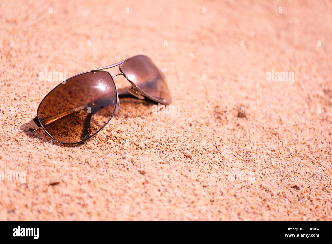 sonnenbrille-am-strand-fotos-und-bildmaterial-in-hoher-aufl-sung-alamy
