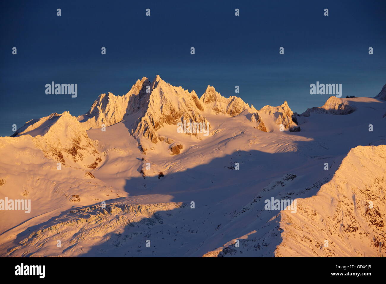 Geographie/reisen, Frankreich, Aiguille du Tour (3540 m) bei Sonnenaufgang, Mont-Blanc, Chamonix, Additional-Rights - Clearance-Info - Not-Available Stockfoto