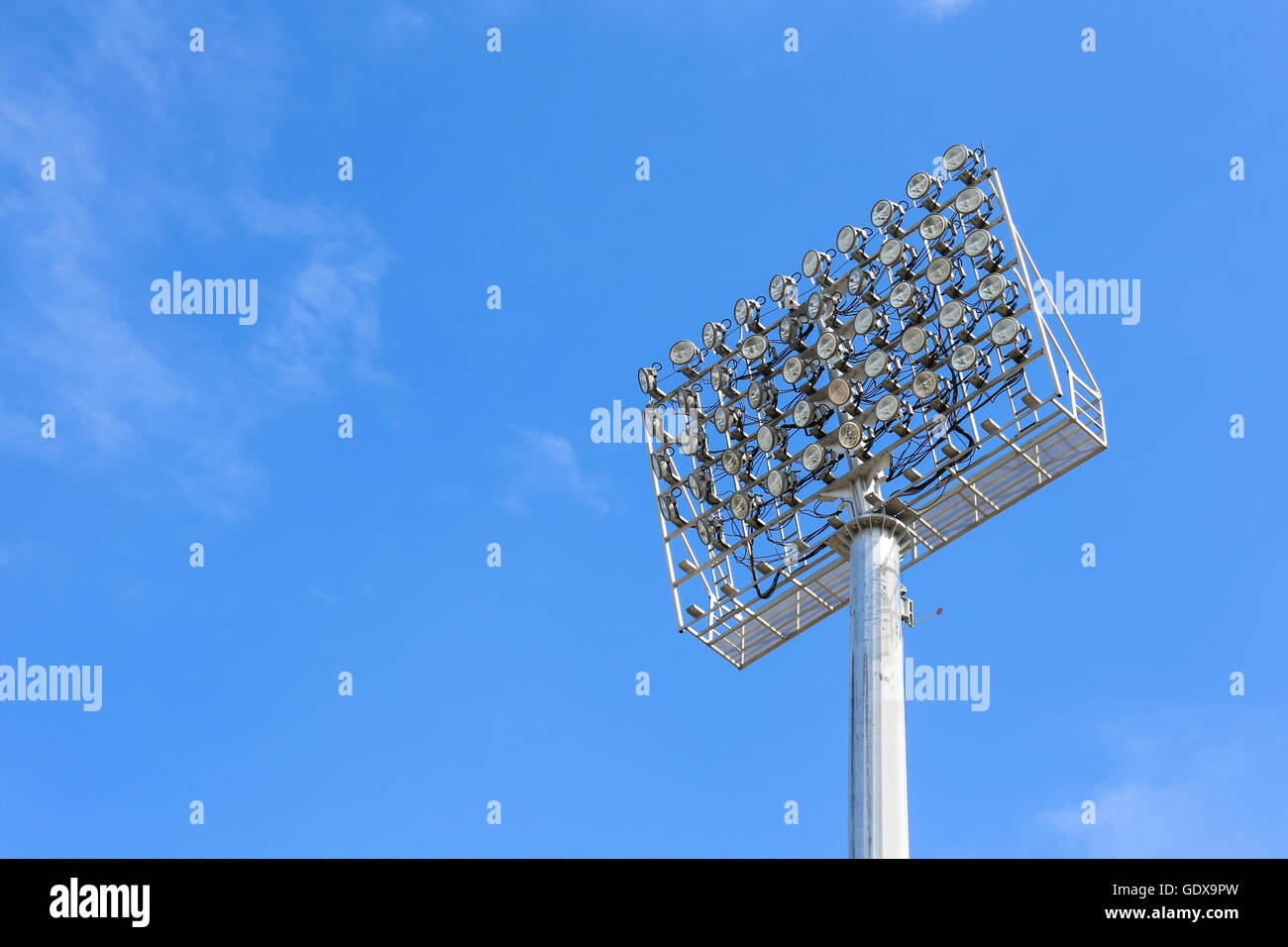 Das Stadion Spot-Licht-Turm mit blauem Himmel Stockfoto
