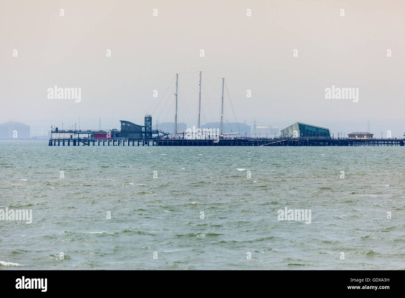 Southend Pier aus der Ferne mit 3-Mast-Segelschiff vor Anker Stockfoto