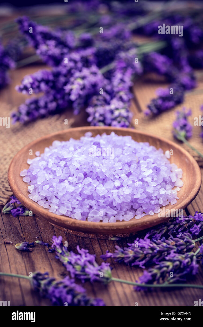 Lavendel Blumen und Badesalz in Holzplatte Stockfoto