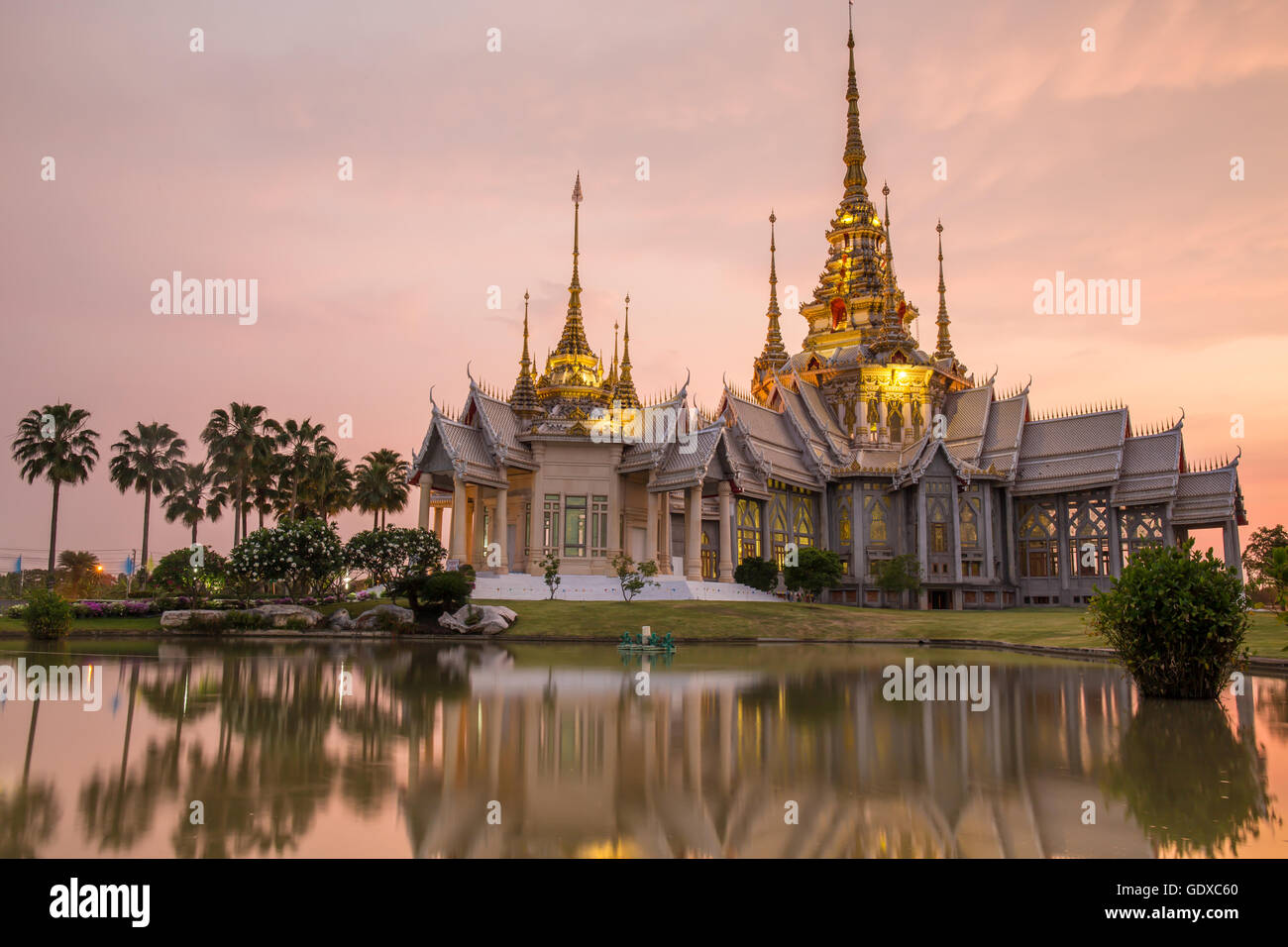 Der schöne Tempel aus Marmor und Zement Sonnenuntergang rechtzeitig am Sikhio Nakhon Ratchsima, Thailand (der Öffentlichkeit jeder zugreifen) Stockfoto