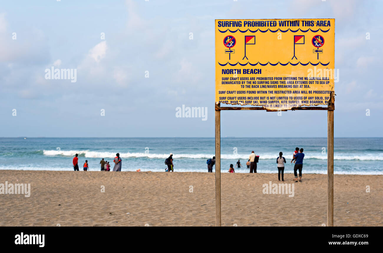 DURBAN, Südafrika - 17. August 2015: No Surfen Schild am Nordstrand auf der Golden Mile promenade Stockfoto