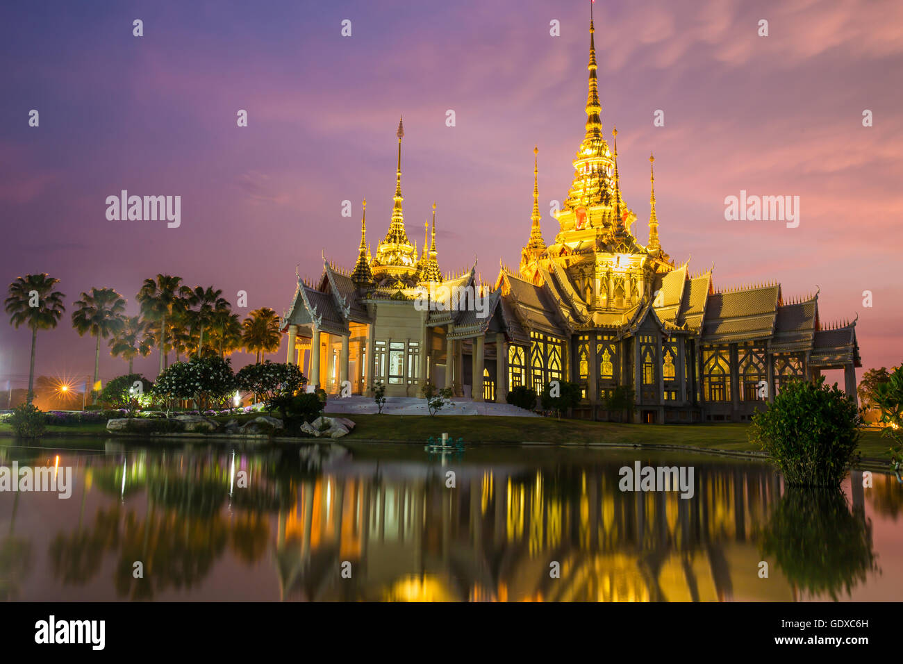 Der schöne Tempel aus Marmor und Zement in Twilight Zeit am Sikhio Nakhon Ratchsima, Thailand (der Öffentlichkeit jeder zugreifen Stockfoto