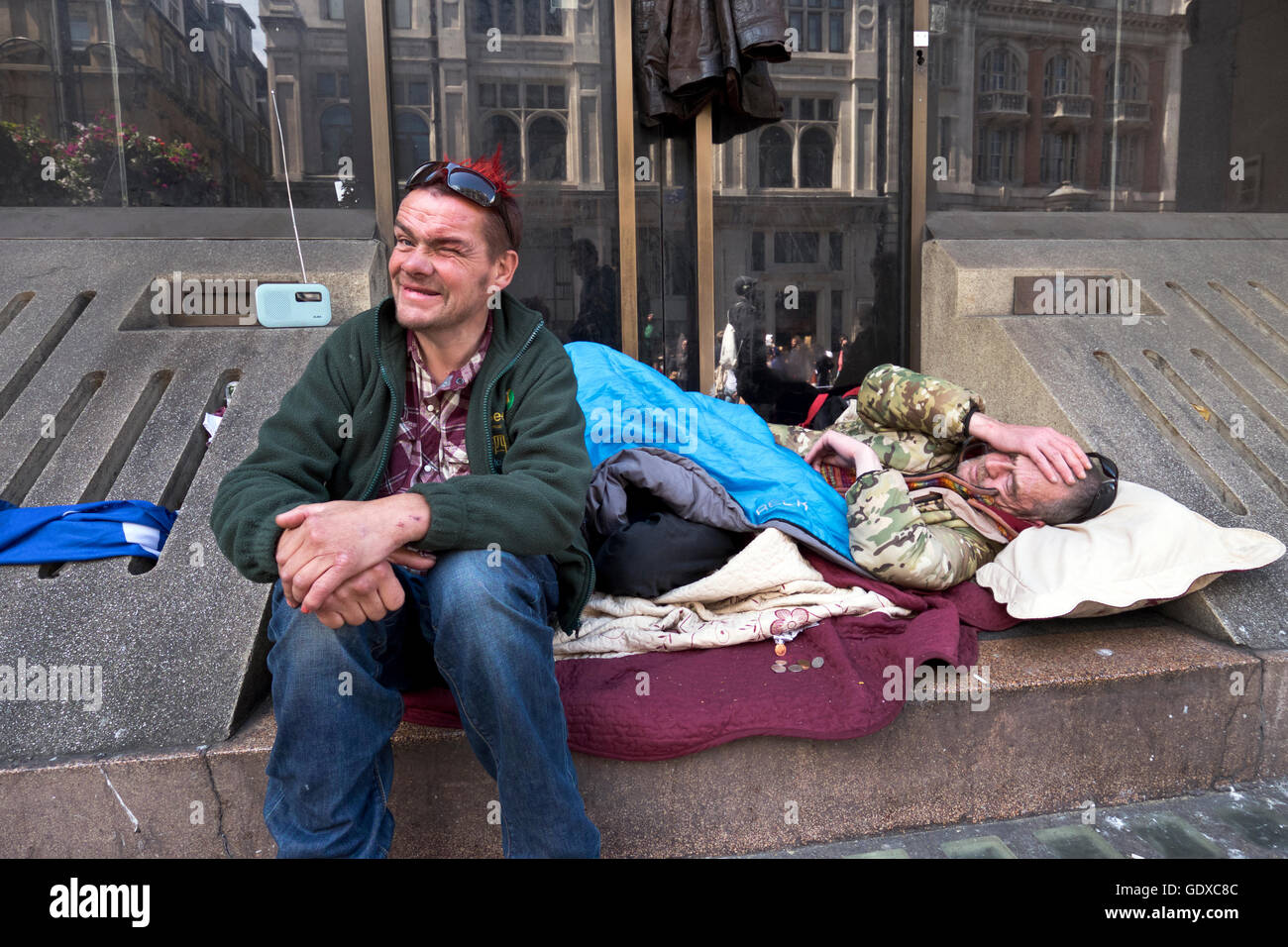 Zwei Obdachlose Männer schlafen rau auf Whitehall im Zentrum von London Stockfoto