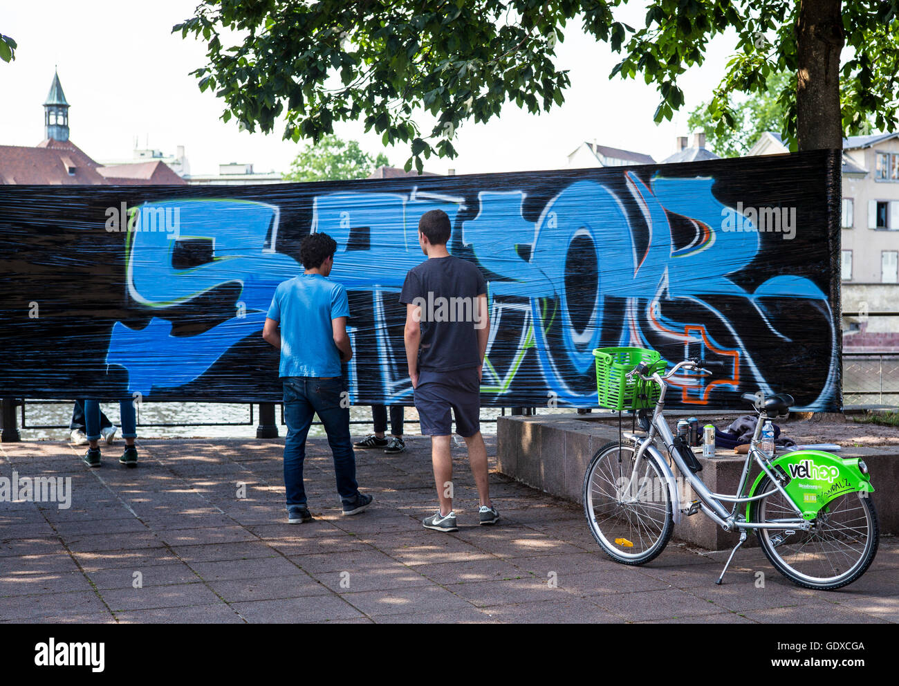 Jugendliche sprühen graffiti auf einem tuch banner -Fotos und -Bildmaterial  in hoher Auflösung – Alamy