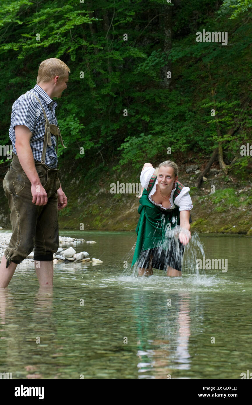 Paar in Tracht Nationalpark Kalk Alpen, Entscheidung, Österreich Stockfoto
