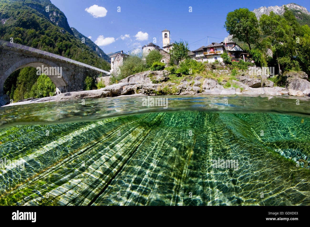 Splitpicture im Fluss Verzasca aus der Kirche Madonna Degli Angeli, Lavertezzo, Valle Verzasca, Tessin, Schweiz Stockfoto