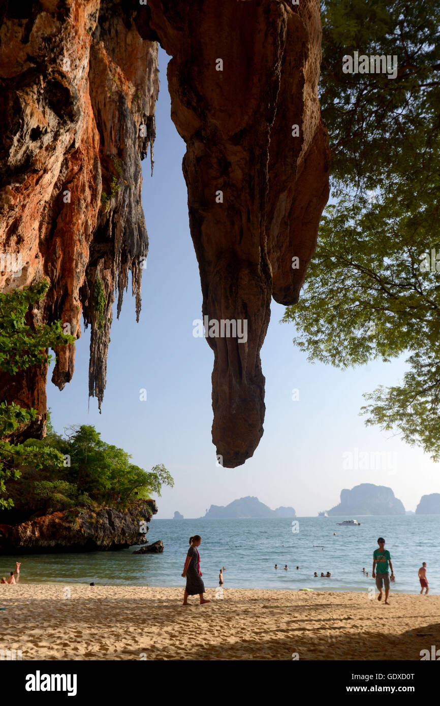 Der Hut Phra Nang Strand von Railay in der Nähe von Ao Nang außerhalb der Stadt Krabi auf der Andamanensee im Süden von Thailand. Stockfoto