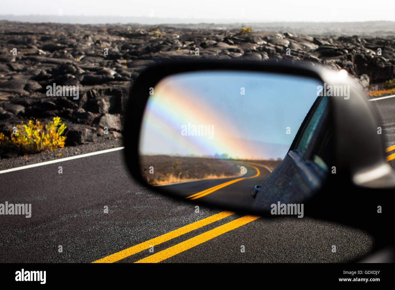 Regenbogen in die Außenspiegel des Pkw nach dem Regen im Volcanoes National Park, Big Island, Hawaii Stockfoto