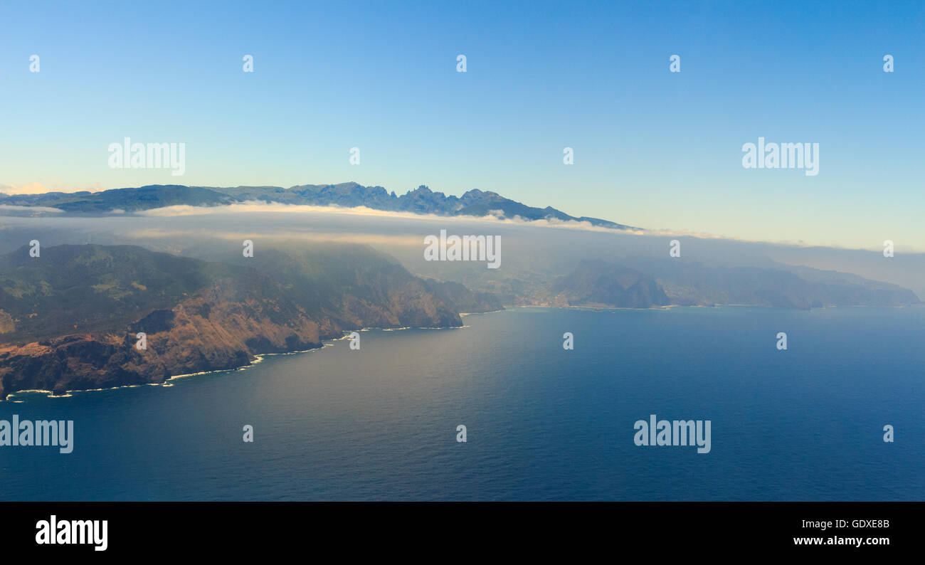 Schöner Blick aus dem Flugzeug vor der Landung über die Stadt Funchal auf Madeira, Portugal Stockfoto