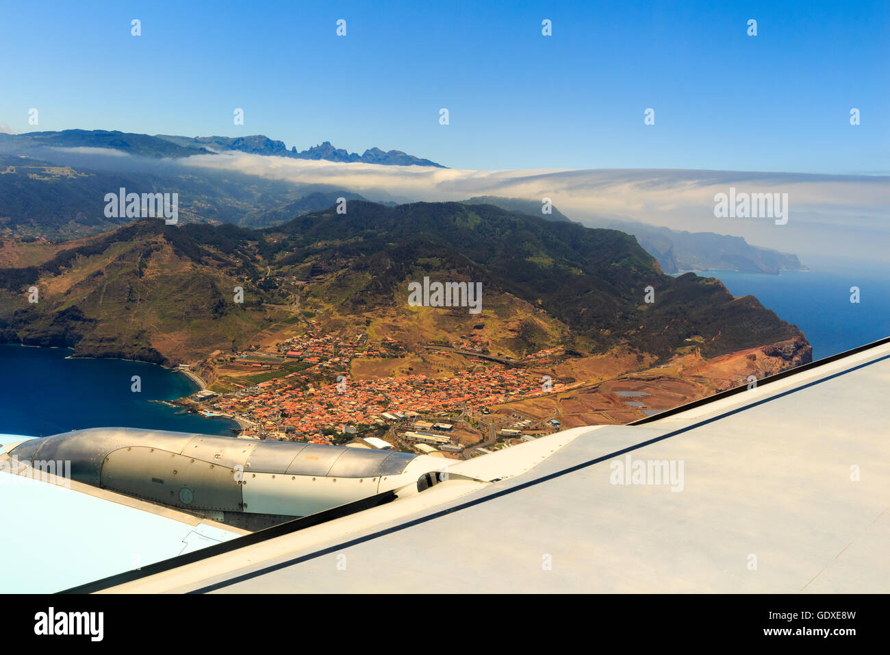 Schöner Blick aus dem Flugzeug vor der Landung über die Stadt Funchal auf Madeira, Portugal Stockfoto