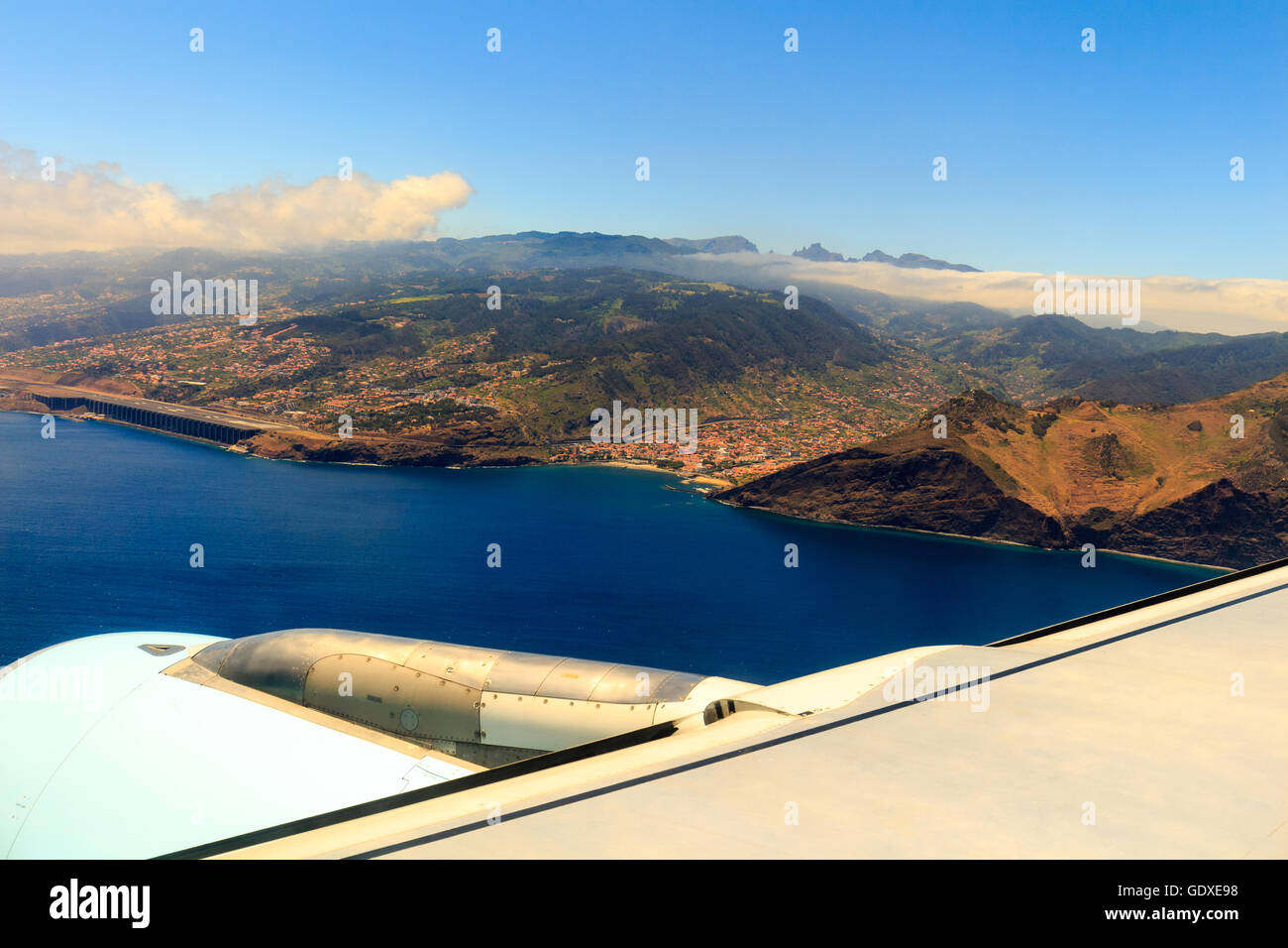 Schöner Blick aus dem Flugzeug vor der Landung über die Stadt Funchal auf Madeira, Portugal Stockfoto