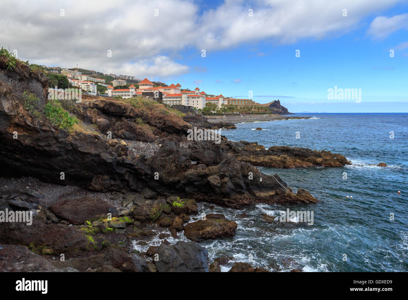 Moos-Stein und Meer auf der Insel Madeira, Portugal Stockfoto