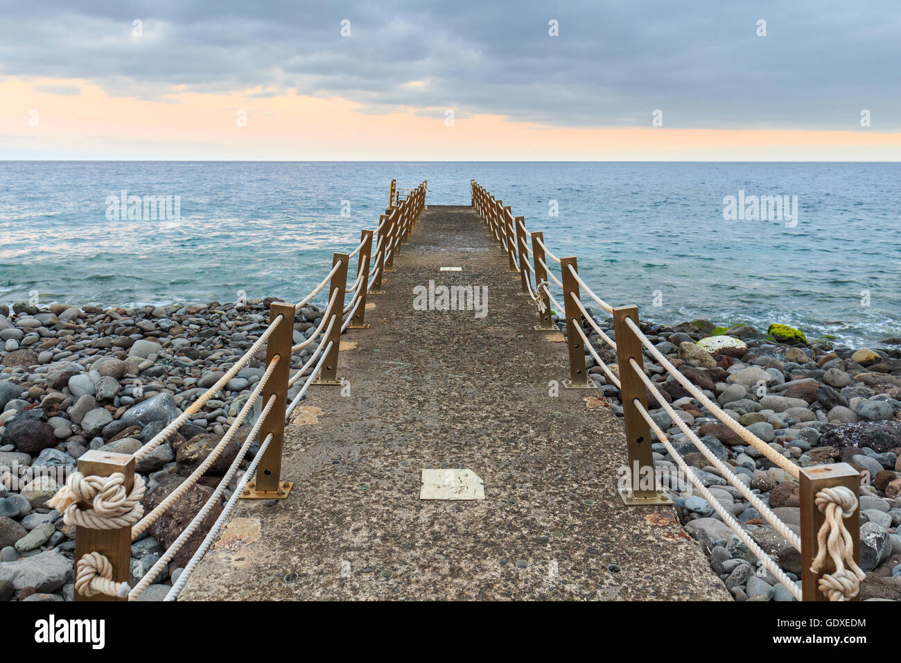 Alten Zement Brücke erstreckt sich bis zum Ozean, Madeira, Portugal Stockfoto