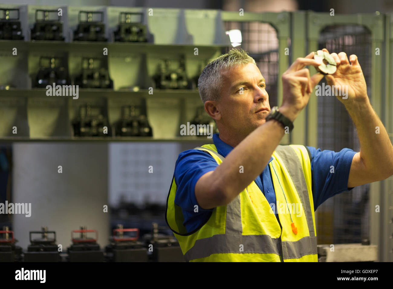 Arbeiter, die Prüfung Teil im Stahlwerk Stockfoto