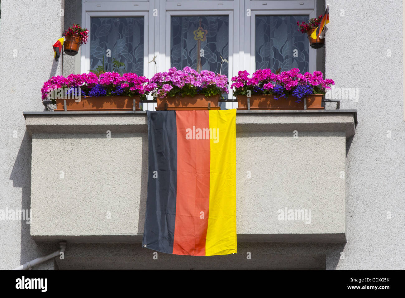 Deutsche Flagge auf einem Balkon in Berlin, Deutschland, 2014 Stockfoto