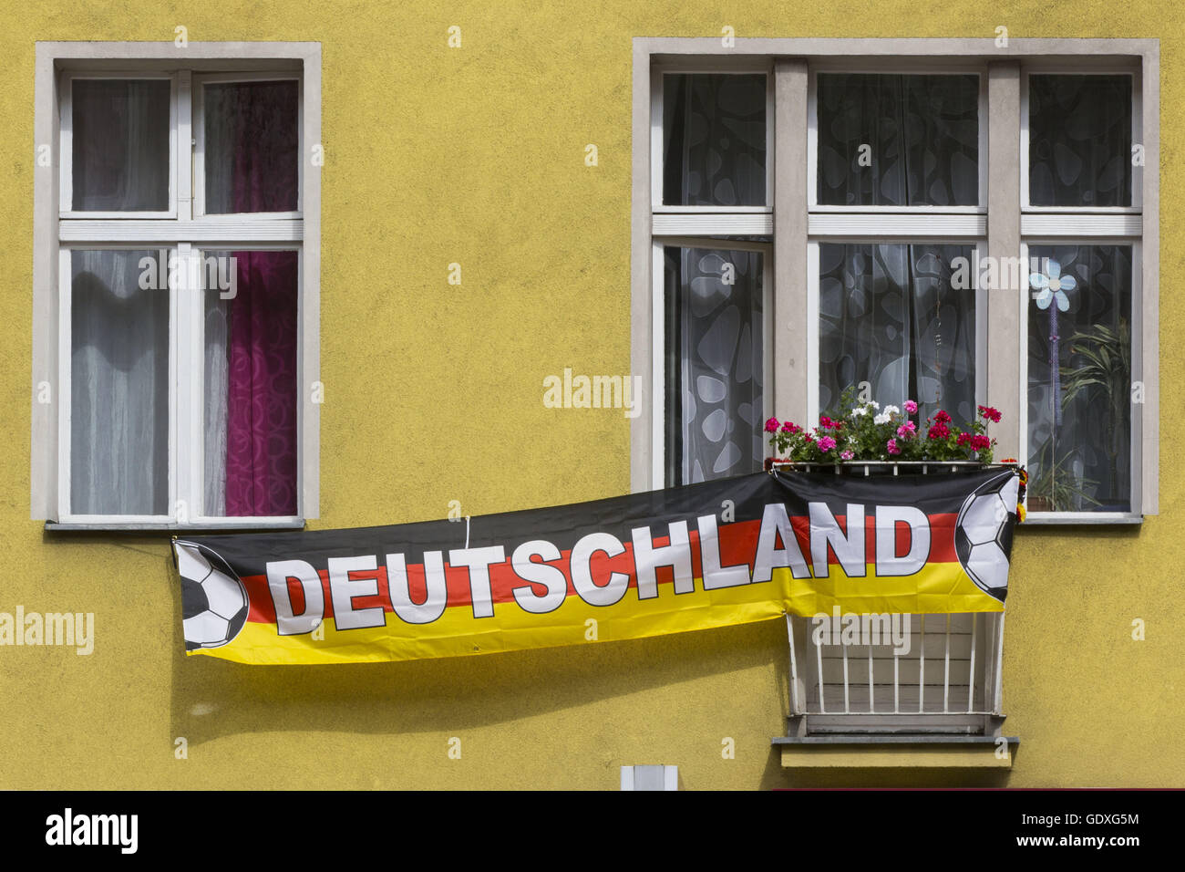 Deutsche Flagge auf einem Balkon in Berlin, Deutschland, 2014 Stockfoto