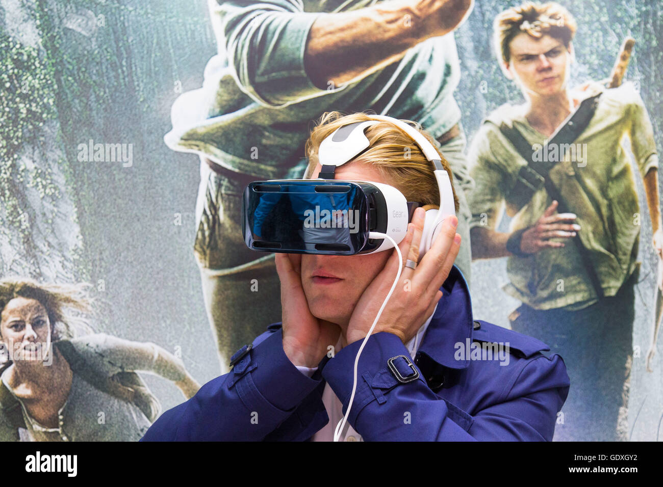 Mann trägt ein Samsung Gear VR in Berlin, Deutschland, 2014 Stockfoto