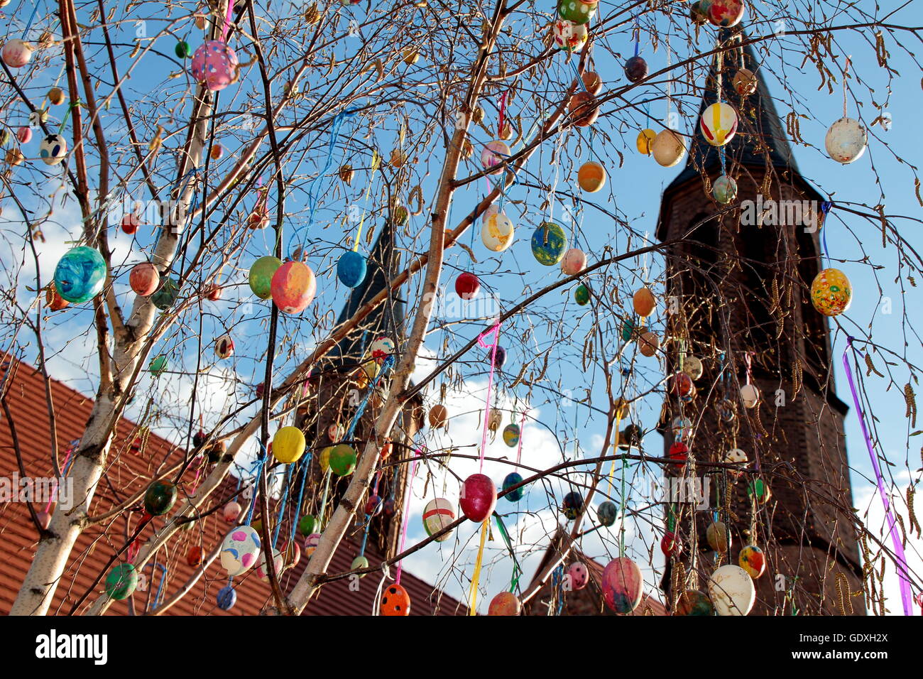OsternBaum in Deutschland, Berlin, Kirche in Pankow Stockfotografie