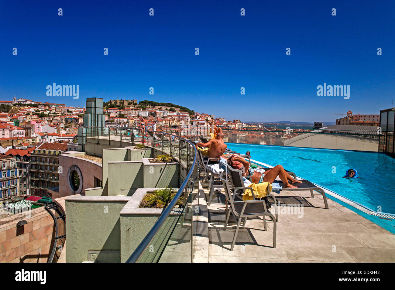 Touristen in einem Schwimmbad in Lissabon, Portugal, 2014 Stockfoto