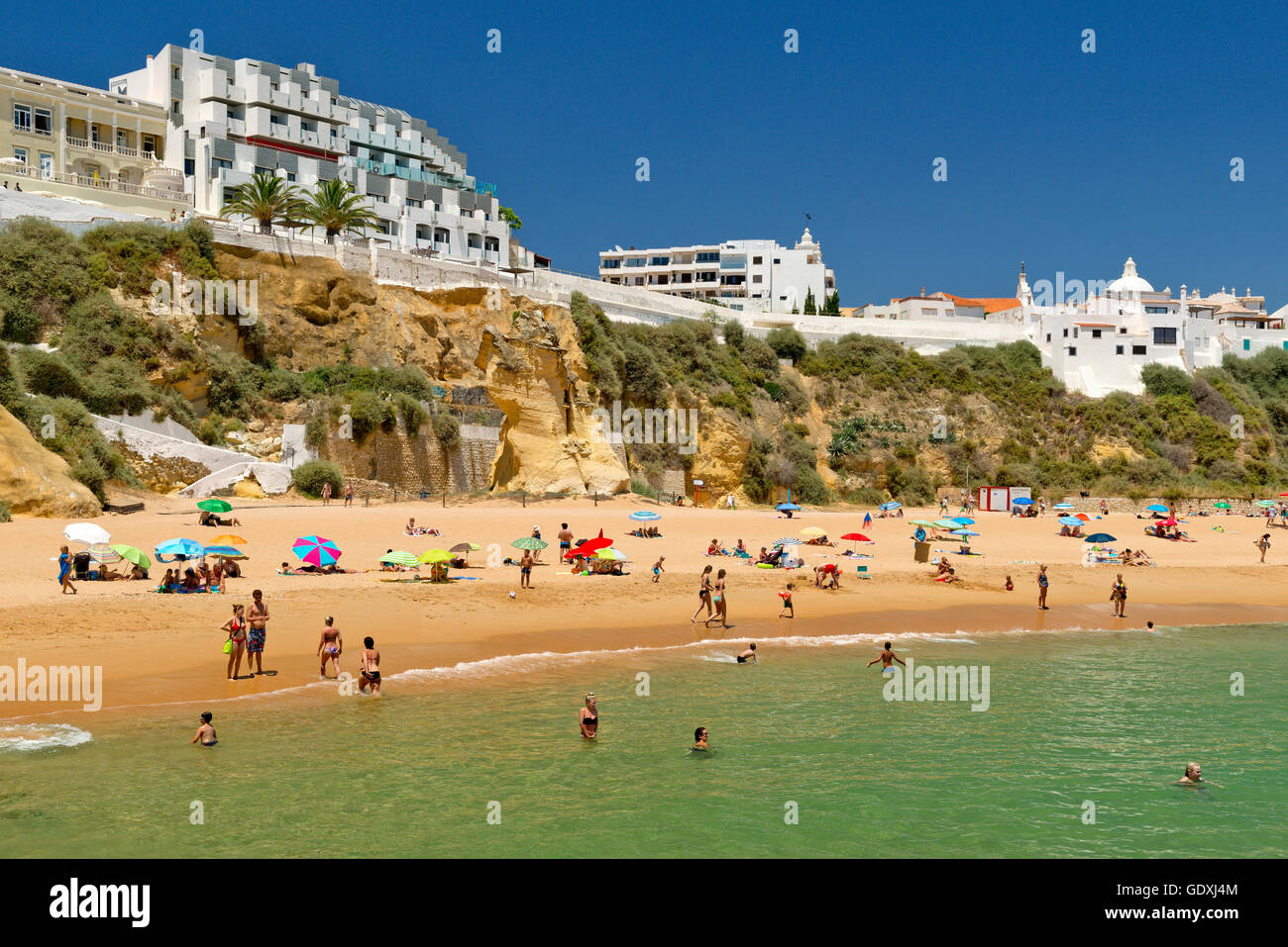 Portugal, Algarve, Albufeira im Sommer mit dem Hotel Rocamar auf den Klippen Stockfoto