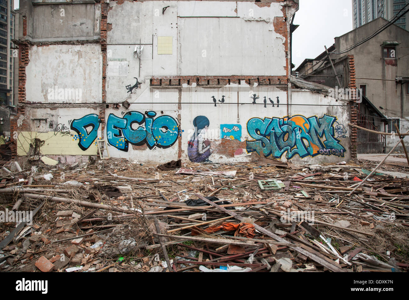 Street-Art an Wänden des abgerissenen Gebäudes. Stockfoto