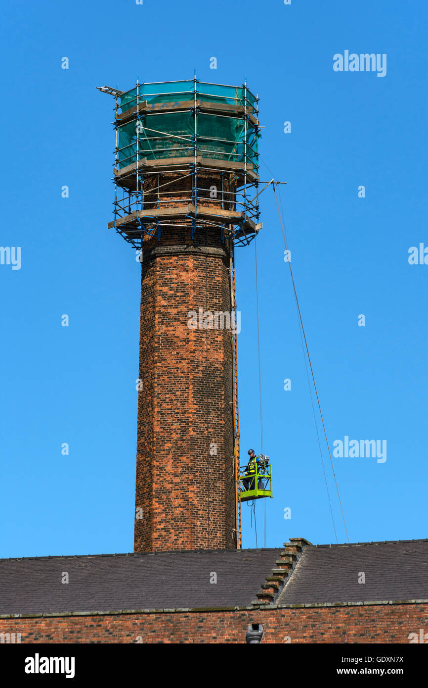 Arbeitnehmer und Gerüste am Schornstein der die Murrays Mills Komplex, neue Islington, Ancoats, Manchester, England, UK Stockfoto