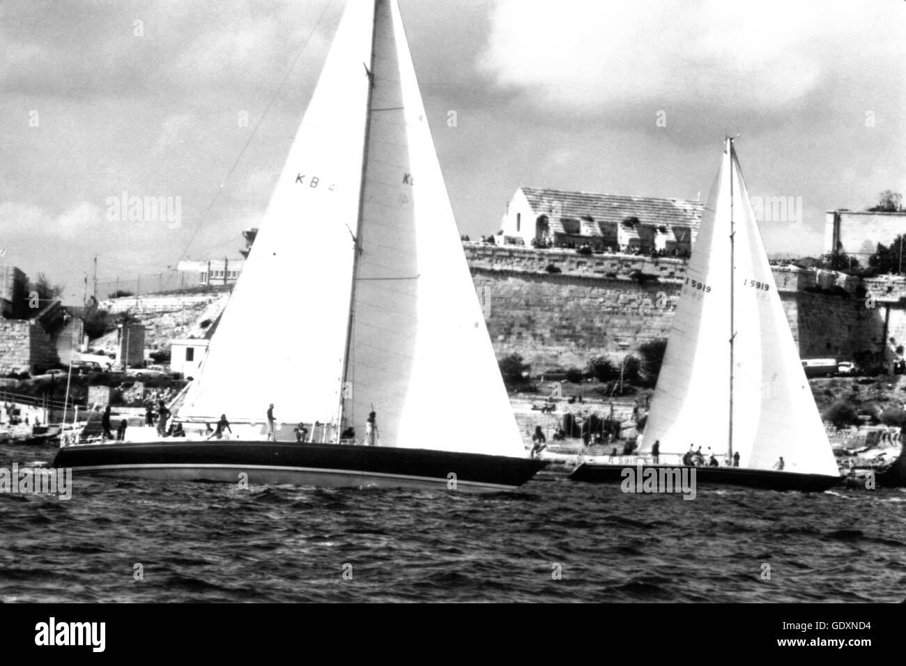 AJAXNETPHOTO. 1976. MALTA. -MIDDLE SEA RACE. -START DES RENNENS VON DER BERÜHMTEN MITTELMEER-INSEL. FOTO: ERIC NORD/AJAX-REF: () YAR MIDDLE SEA 1976 Stockfoto