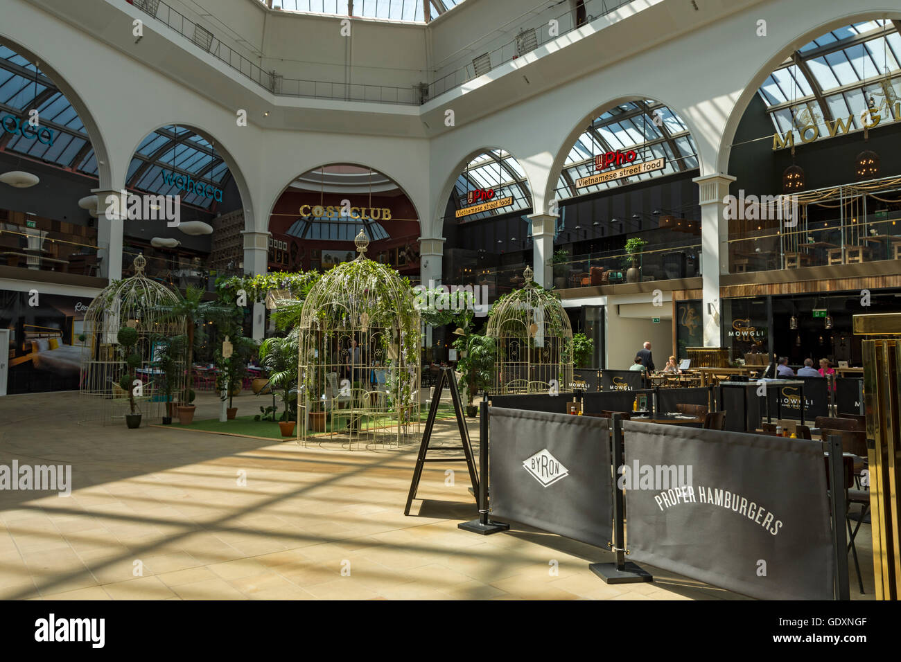 Einzelhandel-Food-Läden in der kürzlich renovierten (2016) Corn Exchange, Gebäude, Manchester, England, UK Stockfoto