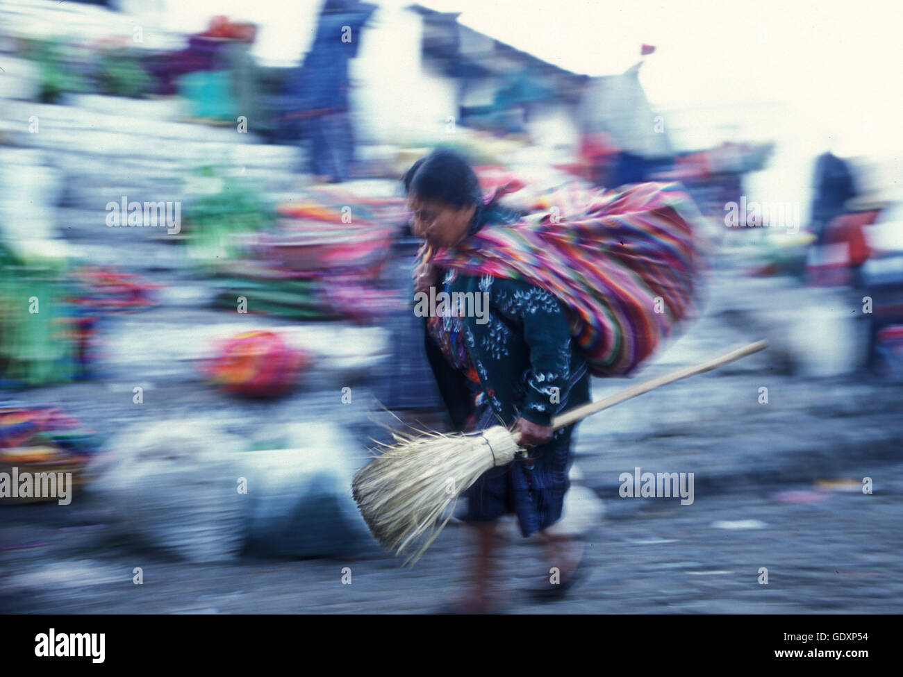 Menschen in traditionellen Clotes auf dem Markt in dem Dorf Chichi oder Chichicastenango in Guatemala in Mittelamerika. Stockfoto