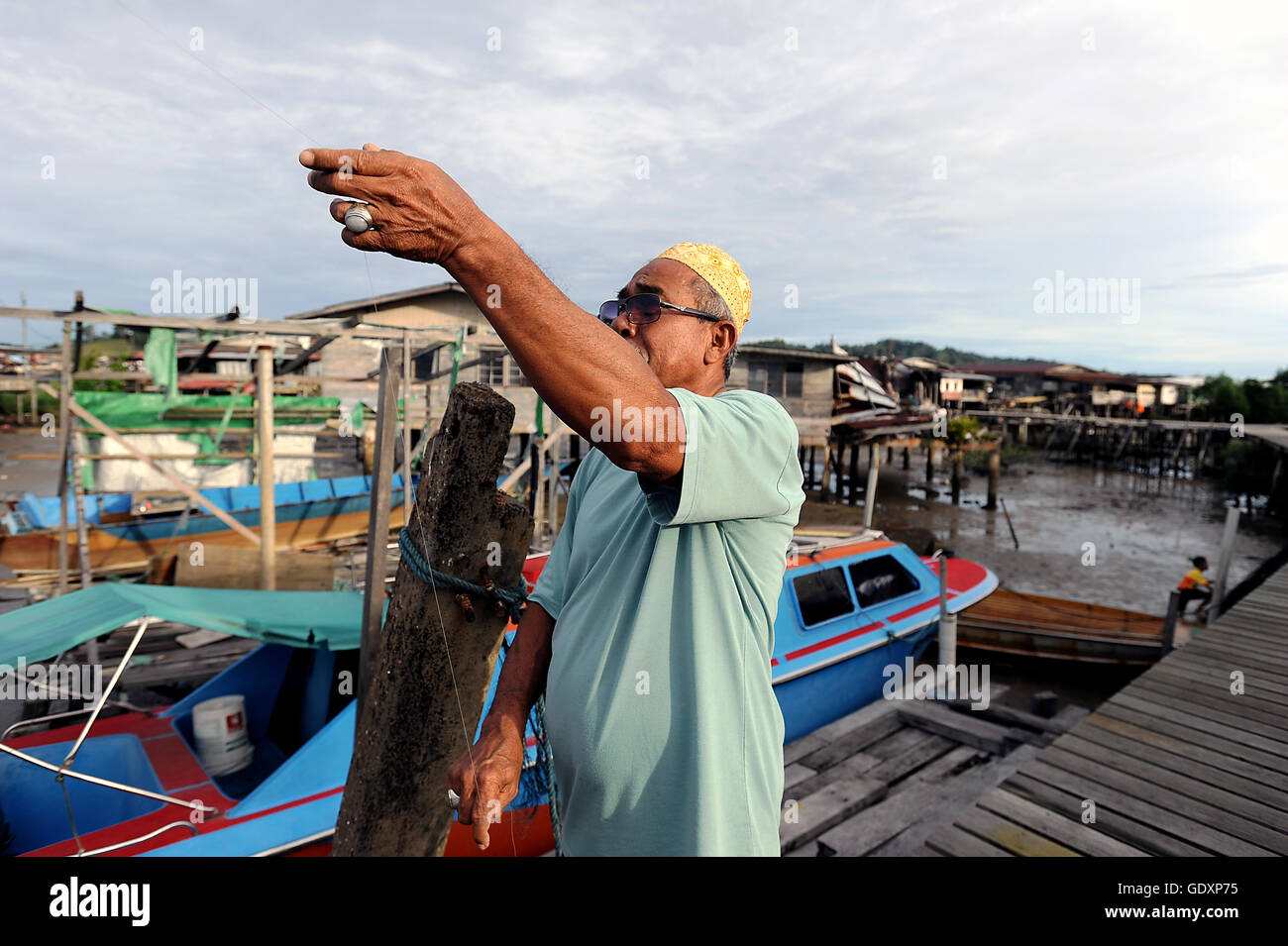 Fliegende Drachen im Wasser Dorf von Kampong Ayer Stockfoto