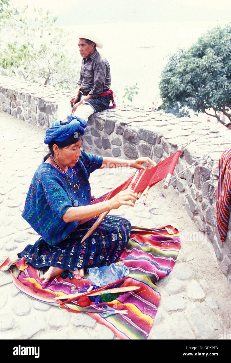 ein Frauen-Werke in traditionellen worauf in dem Dorf Panajachel in Guatemala in Mittelamerika. Stockfoto