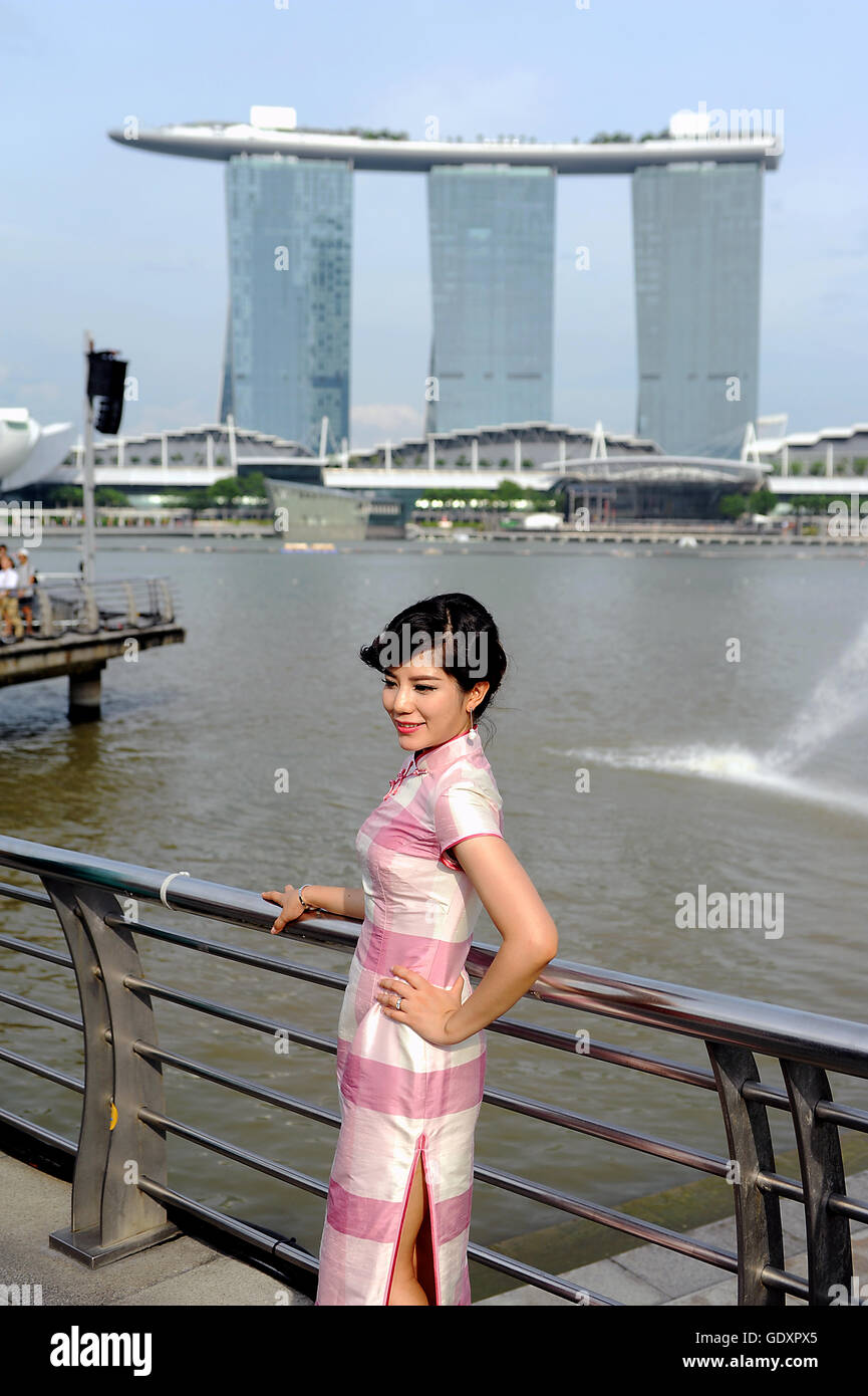 Singapur. 2015. Vintage Kleid an der Marina Bay Stockfoto