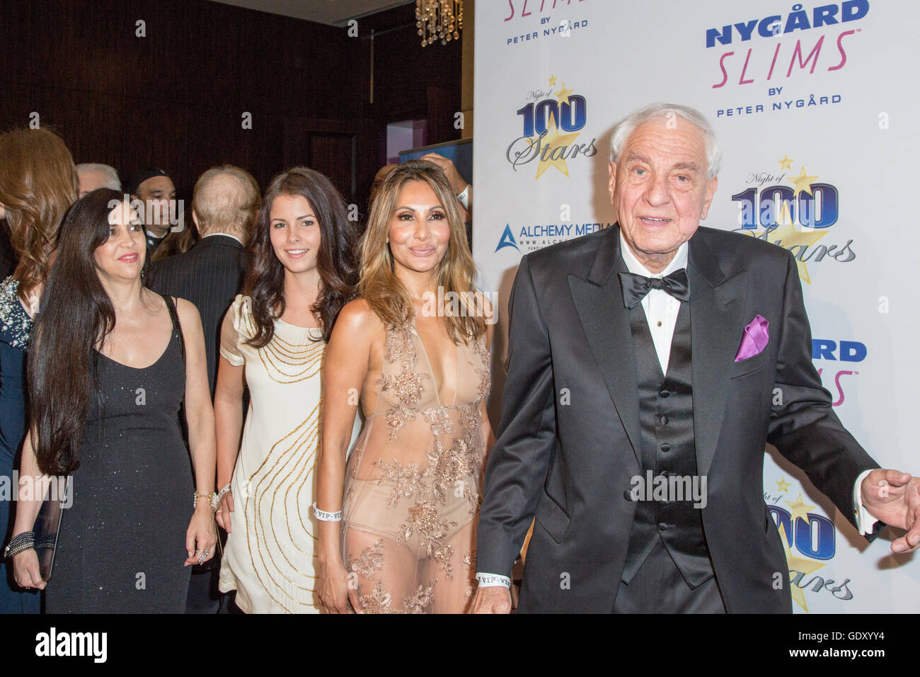 Beverly Hills, Kalifornien, USA. 28. Februar 2016.  Garry Marshall kommt Produzent/Regisseur/Drehbuchautor bei "Night of 100 Stars" Stockfoto