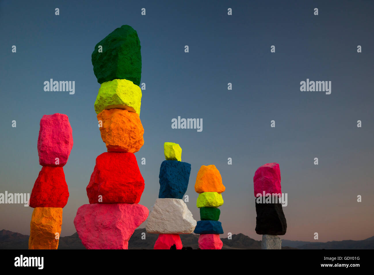 Jean, Nevada - sieben Magic Mountains, eine Kunst im öffentlichen Raum-Installation in der Wüste in der Nähe von Las Vegas, vom Schweizer Künstler Ugo Rondinone. Stockfoto