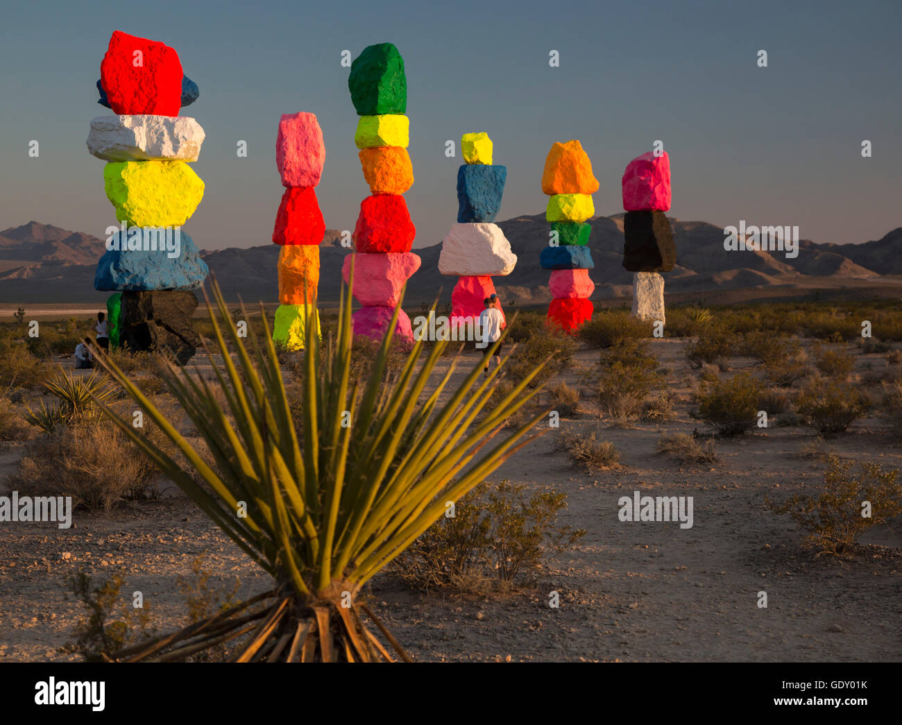 Jean, Nevada - sieben Magic Mountains, eine Kunst im öffentlichen Raum-Installation in der Wüste in der Nähe von Las Vegas, vom Schweizer Künstler Ugo Rondinone. Stockfoto