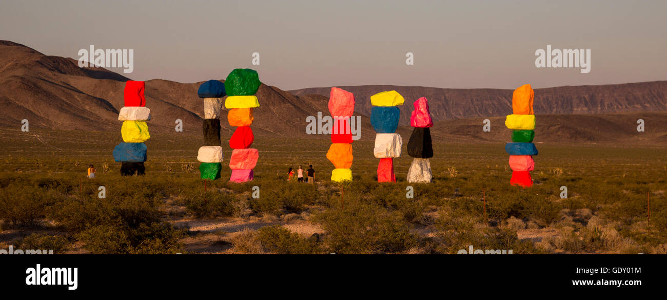 Jean, Nevada - sieben Magic Mountains, eine Kunst im öffentlichen Raum-Installation in der Wüste in der Nähe von Las Vegas, vom Schweizer Künstler Ugo Rondinone. Stockfoto