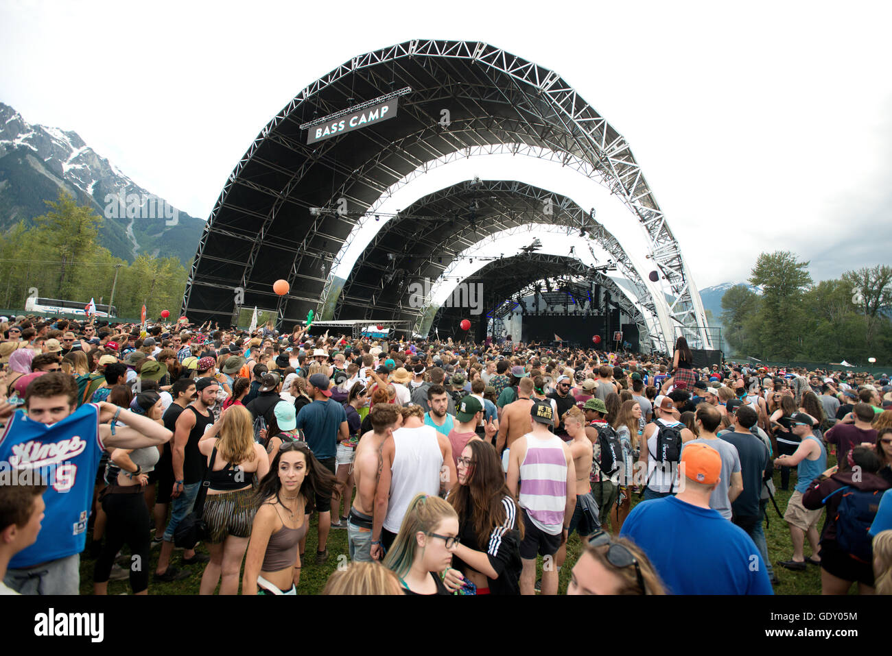 Der Bass Coast-Bühne.  Konzertbesucher beim Musikfestival Pemberton.  Pemberton BC, Kanada Stockfoto