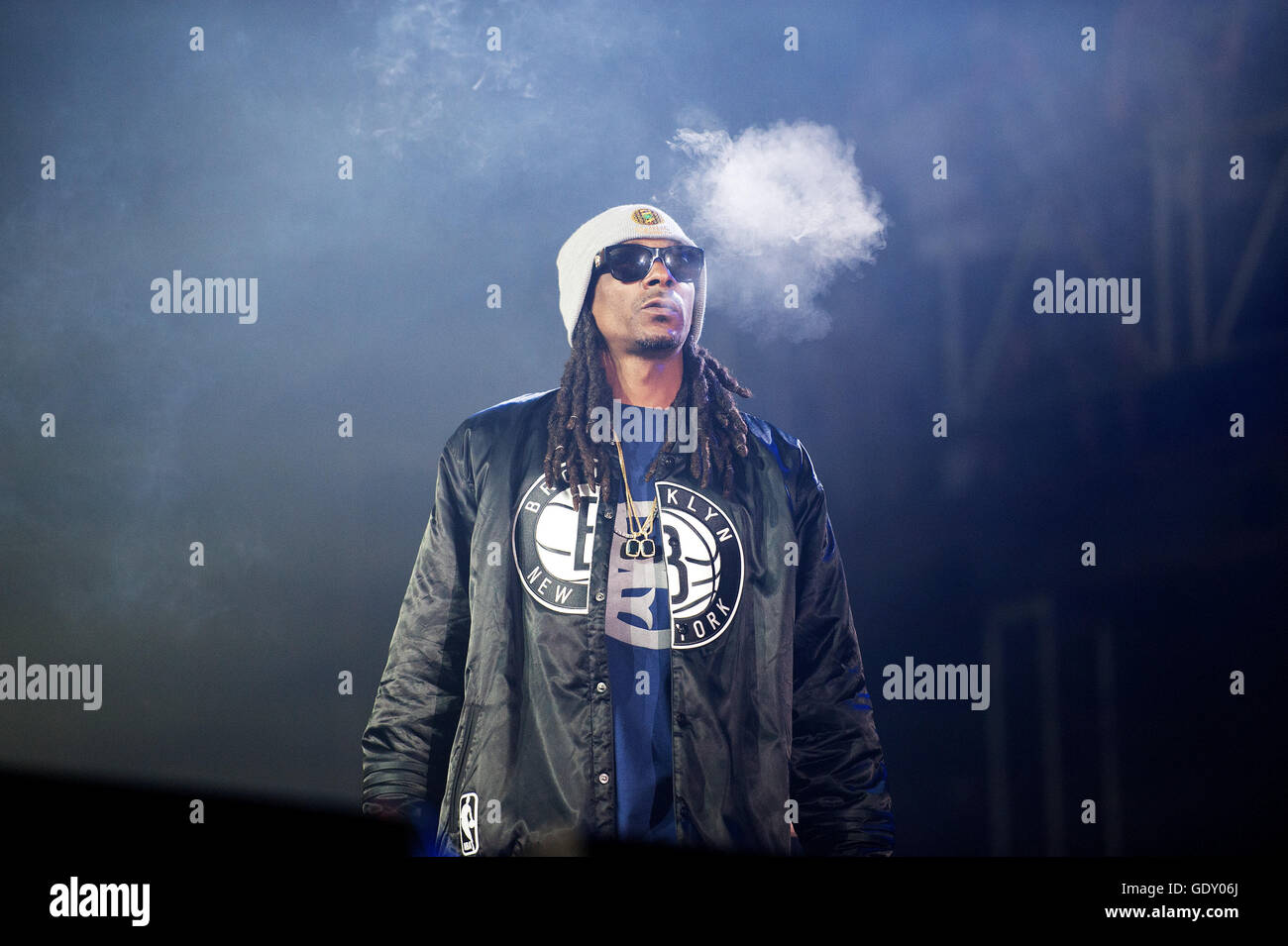 Rapper Snoop Dogg bläst eine Wolke von Marihuanarauch Pemberton Music Festival.  Pemberton BC, Kanada Stockfoto