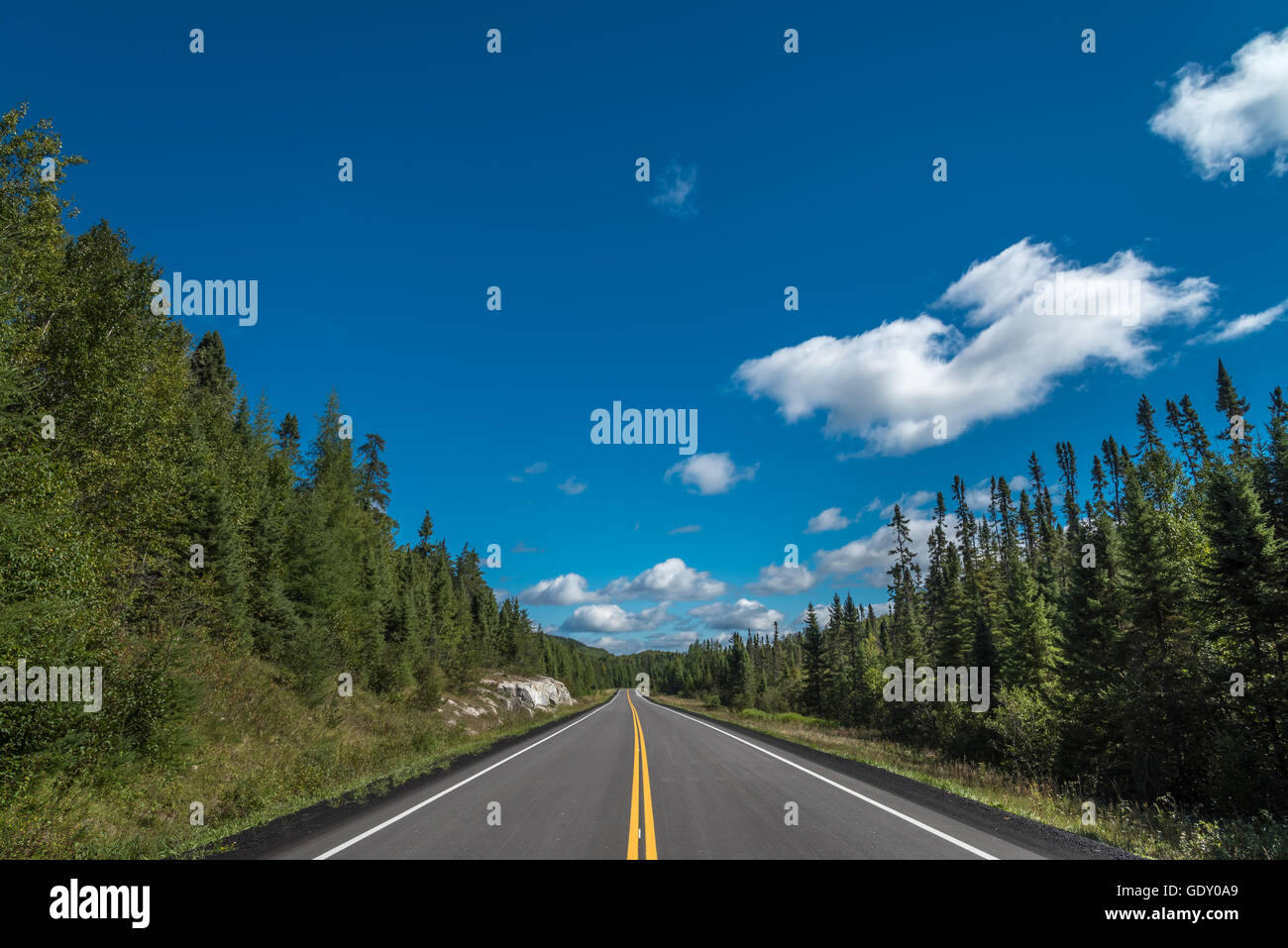 Trans-Canada-Highway in der Nähe von Superior Lake shore Stockfoto