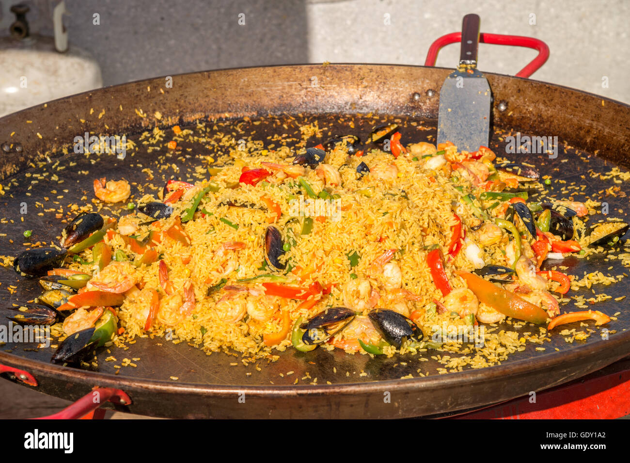 Traditionellen Meeresfrüchte Paella in der Pfanne anbraten Stockfoto