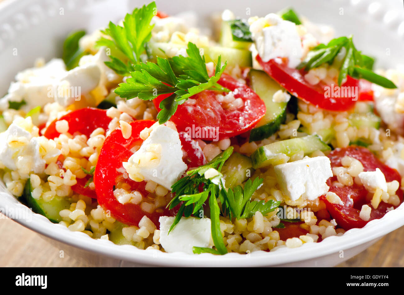 Gluten freie vegetarische Salat mit einer Feta. Selektiven Fokus Stockfoto