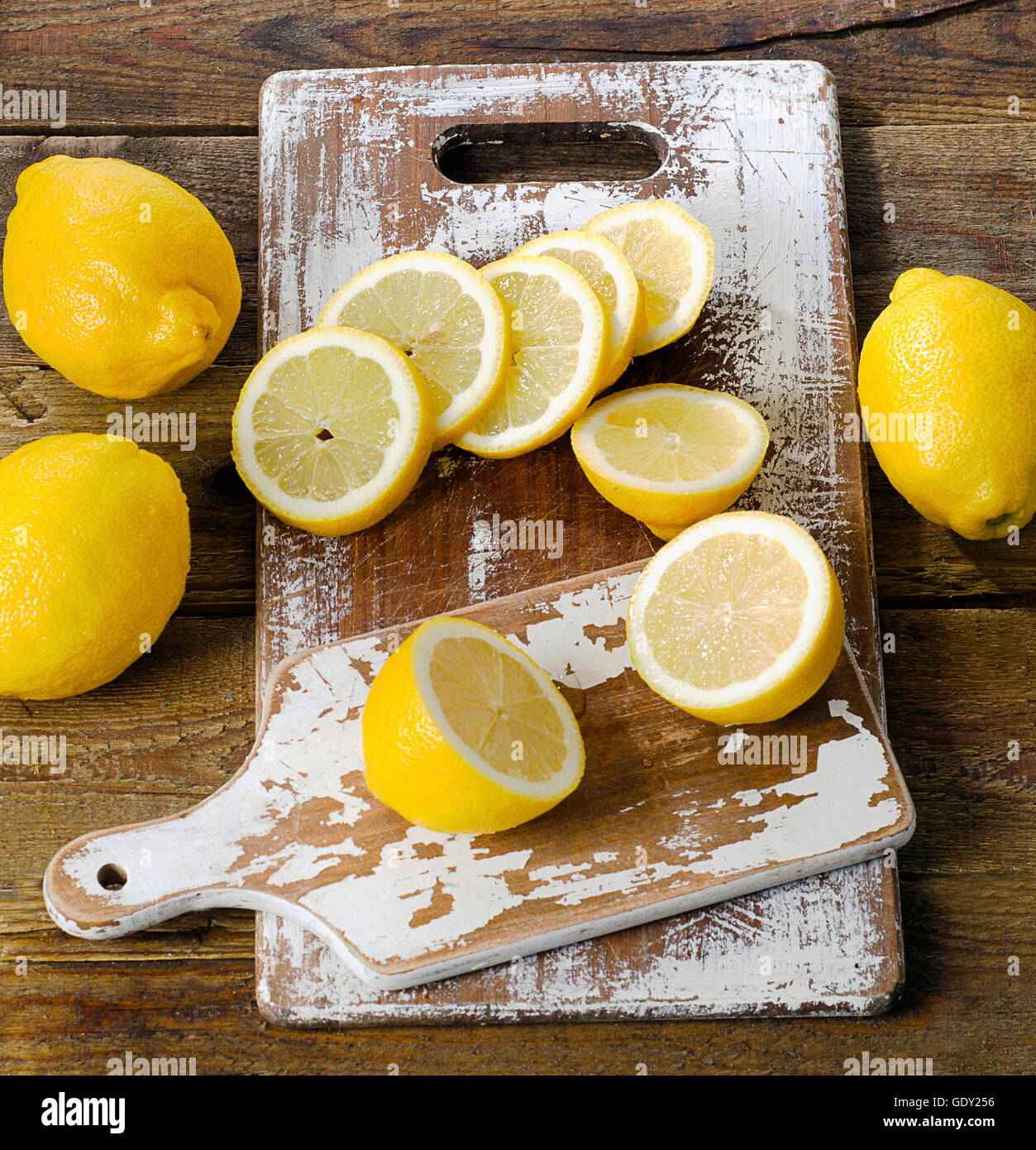 Frische Zitronen auf Vintage Holzbrett. Ansicht von oben Stockfoto