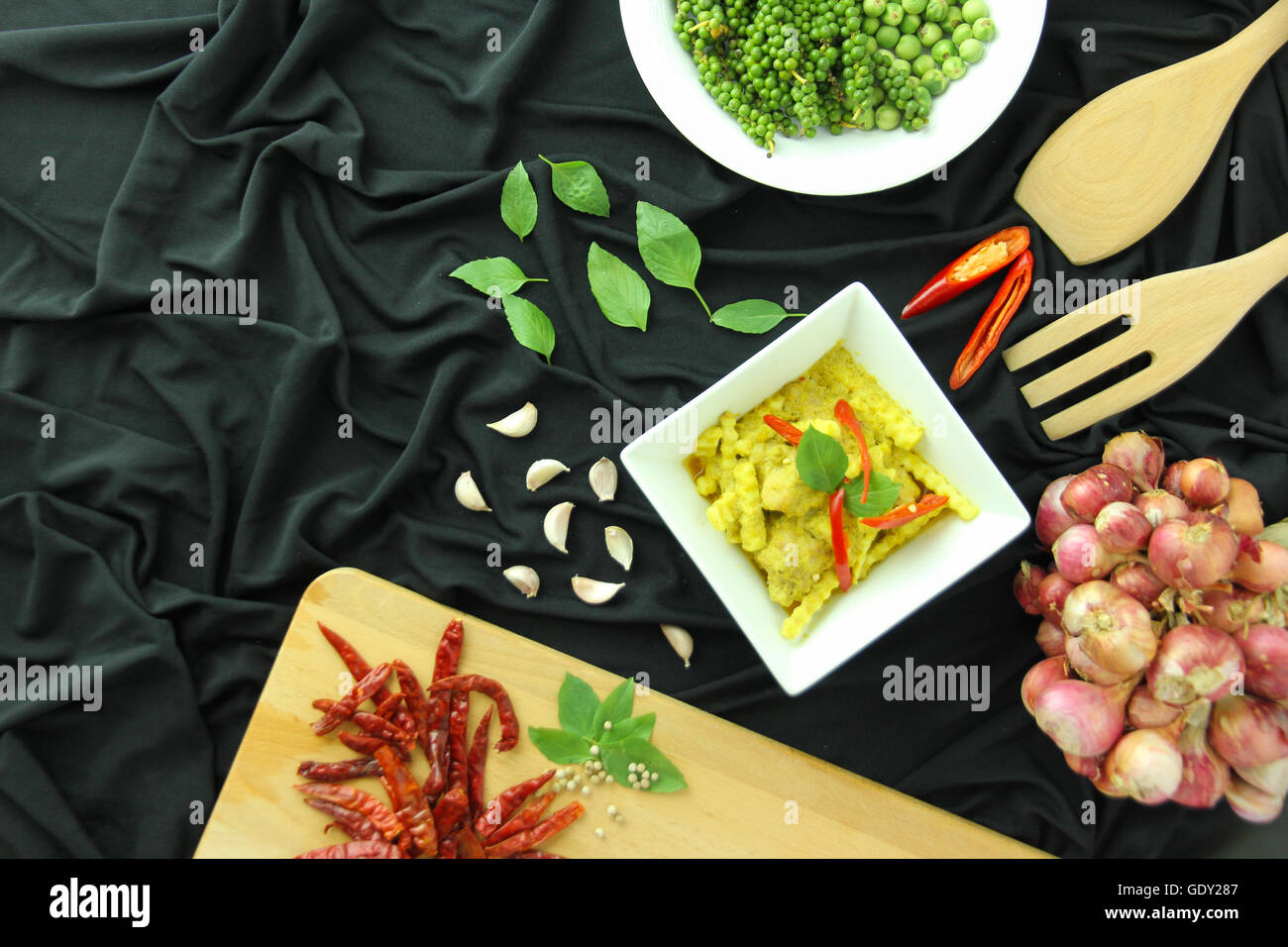 Thai-Curry und garniert auf den Tisch. Thai-Küche. Stockfoto