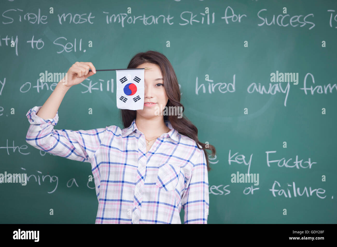 Porträt des jungen lächelnde weibliche College-Student mit koreanische Flagge Stockfoto